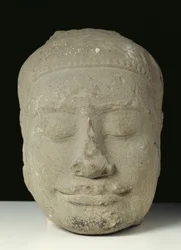 Boeddhahoofd met gesloten ogen, Angkor