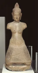 Standbeeld van Jayarajadevi in de gedaante van de boeddhistische godheid Tara of Prajnaparamita (zandsteen)