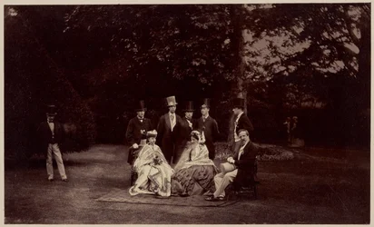 Groep van hun Koninklijke Hoogheden de Prinses Clementine de Saxe Cobourg Gotha, haar Zonen en Dochter, de Hertog d