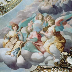 Detail van engel muzikanten van het gewelf van het koor