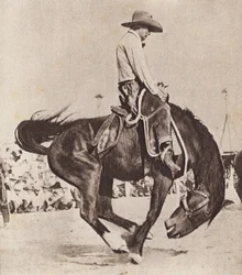 Cowboy rijdt op een bronco (z/w foto)