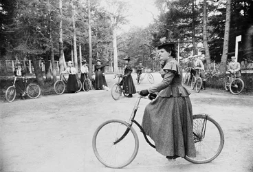 Hannah Maynard en anderen fietsen in Beacon Hill Park, Victoria, ca. 1895