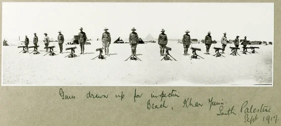 Kanonnen opgesteld voor inspectie op het strand, Khan Yunis, september 1917