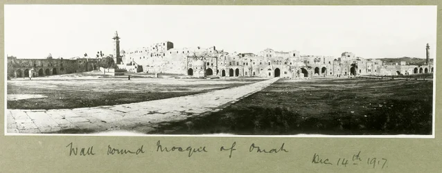 Muur rondom de moskee van Omah, 14 december 1917