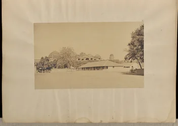 Madura. [Paleis van Trimul Naik, met het schoolgebouw van Mr. Fischer op de voorgrond.