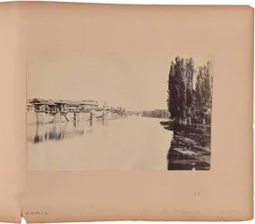 Het paleis enz. vanaf de 1e brug - Srinugur