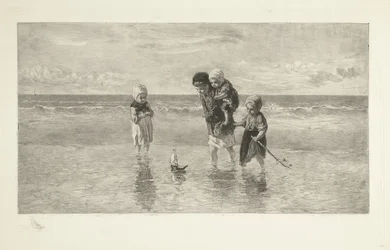 Vier kinderen spelen met speelgoedbootje op het strand in ondiep zeewater