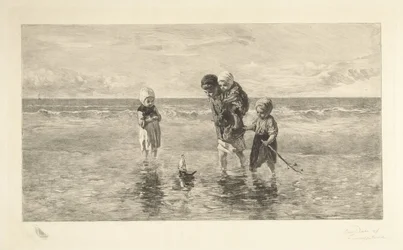 Vier kinderen spelen met speelgoedbootje op het strand in ondiep zeewater