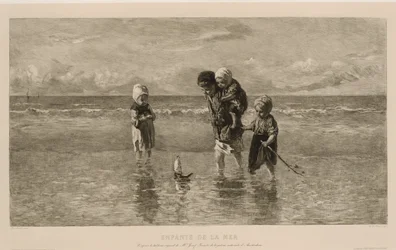 Vier kinderen spelen met speelgoedbootje op het strand in ondiep zeewater