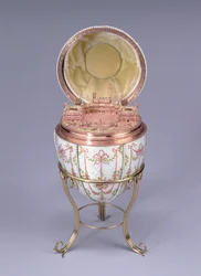 Ei van het Gatsjinapaleis, gemaakt door Michail Perchin (werkzaam 1884-1903), 1901, goud, en plein-email en zaadparels