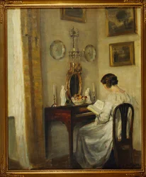 Een interieur met een meisje dat leest aan een bureau