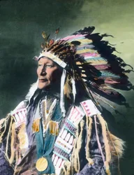Verenigde Staten van Amerika, Portret van een Native American Chief, beelddatum: circa 1910. Carl Simon Archief