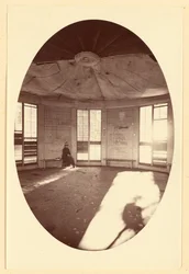 Interieur van paviljoen, gebouwd op een boomstronk, Mammoth Tree Grove, Calaveras Co, Cal.