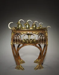 Dienblad met Roomkan, Suikerpot met Deksel, Theepot, Warmwaterpot en Dienblad, uitgevoerd door Adrien-Aurélien Hebrard, en Tafel, c.1907