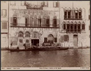 Paleis Da Mosto en de veerboot SS Apostoli
