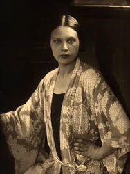 Halflang portret van Wanda Wulz in een kimono