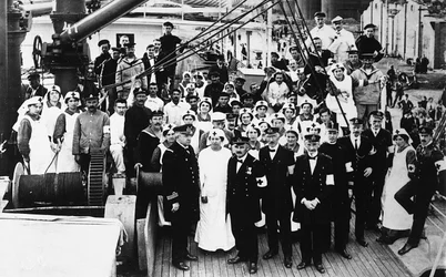 Leden van het Rode Kruis op een schip tijdens de Eerste Wereldoorlog