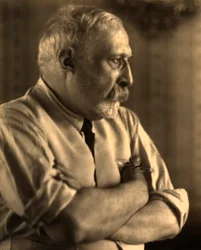Profielportret van de schilder Arturo Rietti met gekruiste armen