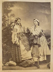 [Portret van twee Roemeense zigeunervrouwen].