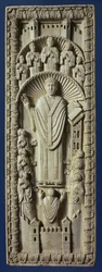 Een aartsbisschop tussen zijn koor, ca. 875 AD (ivoren paneel)