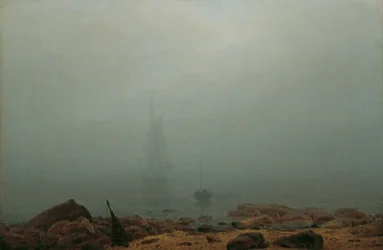 Strand in de mist