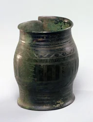 Vaatvormige armband, Hallstattcultuur, uit Jura