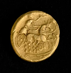 Keltische kunst: stater van de Sequani, gouden munt - Voorstelling van een man die een strijdwagen bestuurt (?), 3e-2e eeuw v.Chr. - Parijs, Bibliothèque nationale