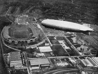 Duitse luchtschip Graf Zeppelin vliegt over Wembley tijdens de FA Cup-finale, Londen, 1930