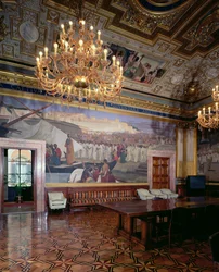 De Sala Maccari rijkelijk versierd met verguld stucwerk en scènes uit de Romeinse geschiedenis, detail van paneel met een redenaar voor een menigte (detail)