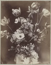 Bloemstudie in vaas met kindfiguur