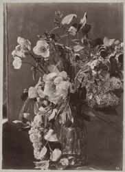 Bloemstudie met geornamenteerde vaas