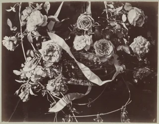 Bloemstudie met mand en linten