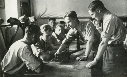RAF-personeel leert over wapens, 1941