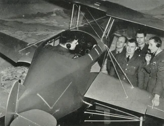 RAF-personeel leert vliegen in een vluchtsimulator tijdens de Tweede Wereldoorlog, 1941