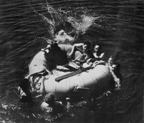RAF-personeel leert een reddingsvlot gebruiken, 1941