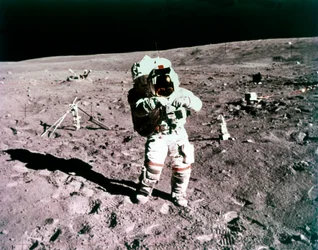 Astronaut John Young op het maanoppervlak, Apollo 16 missie, 21 april 1972