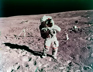 Astronaut John Young op het maanoppervlak, Apollo 16 missie, april 1972