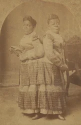 Albumine afdruk van Millie en Christine McCoy
