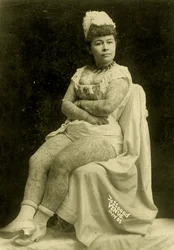 Portret van Annie Howard, de getatoeëerde dame, ca. 1903