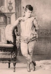 Portret van Nora Hilderbrandt, de getatoeëerde vrouw, ca. 1896