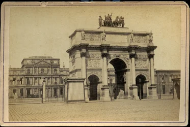 Frankrijk, Île-de-France, Parijs (75): De Arc de Triomphe du Carrousel met de gebouwen in ruïnes van de Tuileries imperiales