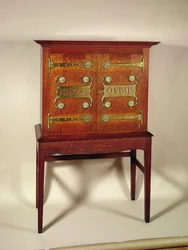 De Kelmscott Chaucer kast, ontworpen door C.F.A. Voysey en gemaakt door F. Coote, 1899