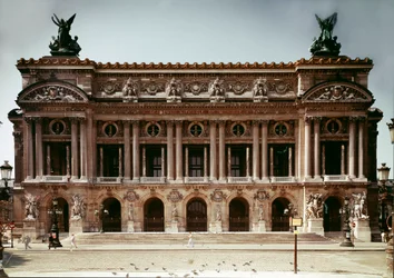 Uitzicht op de voorgevel van het operatheater gerealiseerd door Charles Garnier in 1875 in Parijs