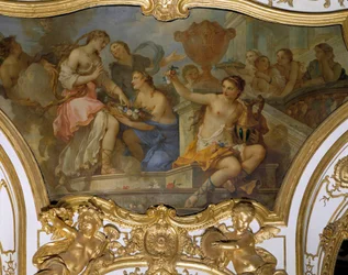 Geschiedenis van Psyche: De nimfen bieden bloemen aan Psyche aan op de drempel van het paleis van Amour