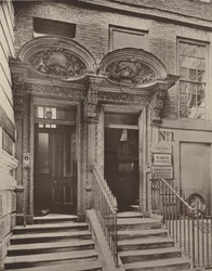 Twee deuropeningen, Laurence Pountney Hill, Oost-Centraal