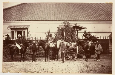 Militair groepsportret met paarden