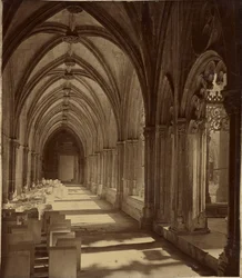 Gewelfde gang, Batalha