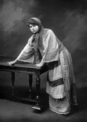 Franse actrice Jane Rosni-Derys als Sonia Randzew in het toneelstuk "Les revoltes", Parijs, foto door Cheri Rousseau en Glauth uit de Franse krant "Le theatre" december 1908