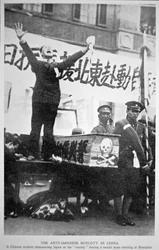 Een Chinese student die Japan als vijand aanklaagt tijdens een massabijeenkomst in Shanghai als onderdeel van de Chinese anti-Japanse boycot van 1932