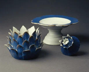Een groentevormige terrine, deksel en tazza, Jiaqing-periode (1796-1820) ca.1800 (porselein)